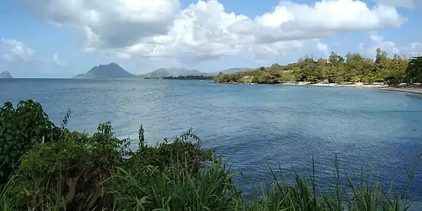 Vue sur le morne Larcher, depuis le sentier côtier au niveau du hameau Le Désert