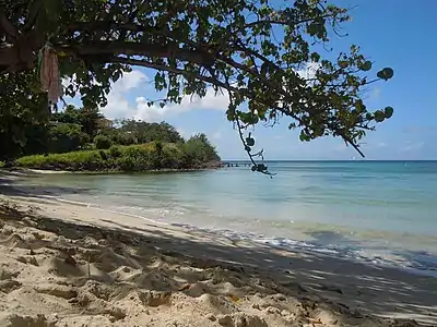 Vue de la plage en direction du hameau du Désert.