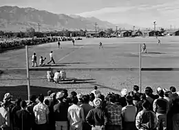 Un match de baseball à Manzanar. Photo par Ansel Adams, c. 1943.