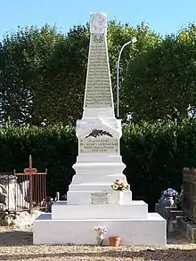 Le monument aux morts dans le cimetière de l'église (septembre 2012).