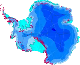 Carte de l'inlandsis de l'Antarctique (en bleu) dont les barrières de glace (en cyan) ; les terres libres de glace sont en magenta.