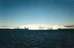 Un aspect du détroit Antarctic pendant l'été austral (décembre 1996).