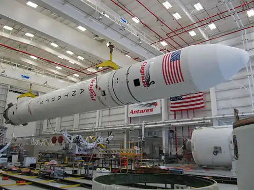 A proximité du pas de tir 0A, dans le bâtiment d'assemblage d'Orbital, le lanceur Antares est placé sur le véhicule érecteur.