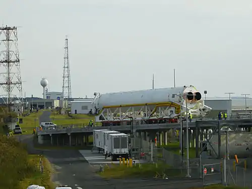 Une rampe permet de transporter le lanceur Antares jusqu'au pas de tir 0A ATK