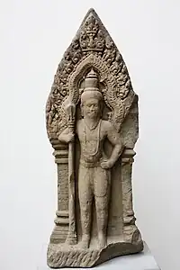 Ascète shivaïte. Élément du palais royal, Angkor Thom. Style des Khleang, v. 975-1025.Grès, H. 119 cm. Musée Guimet