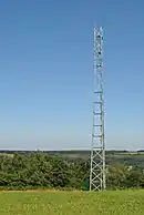 Photographie en couleurs, représentant l'antenne-relais implantée à Prat.