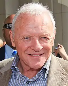 Anthony Hopkins interprète le Dr Robert Ford.