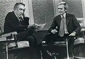 Anthony Quinn et Dick Cavett sur le plateau du Dick Cavett Show en 1971.