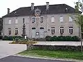 La mairie d'Antignac, et le monument aux morts.