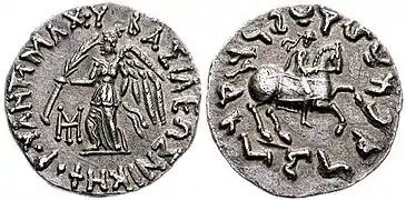 Monnaie d'Antimaque II, avec une Niké et l'inscription ΒΑΣΙΛΕΩΣ ΝΙΚΗΦΟΡΟΥ ΑΝΤΙΜΑΧΟ : « Du roi Victorieux Antimaque ». Au revers : Antimaque II sur un cheval avec une légende en kharoshti.
