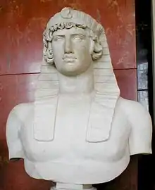 Antinous en Osiris, buste trouvé dans la villa d'Hadrien (musée du Louvre).