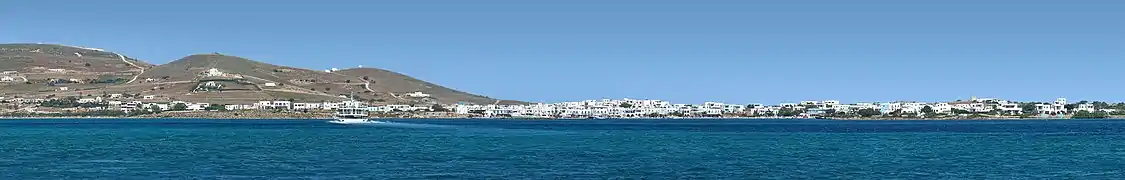 Vue panoramique d'Antiparos depuis l'île voisine de Paros.