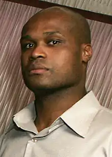 Portrait d'un homme noir portant une chemise blanche