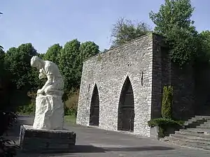 Statue d'un tailleur de pierre et four à chaux.