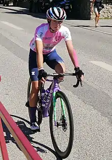 Antonia Niedermaier se rendant au départ fictif de la 7eme étape du Tour de l'Ardèche 2022. (maillot du classement général)