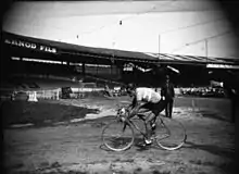Photographie en noir et blanc d'un cycliste en activité.