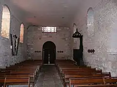 La nef, la chaire et le portail de l'église.
