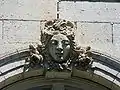 L’un des six mascarons qui ornent le logis