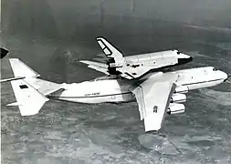 Avion cargo à six moteurs portant une navette spatiale sur le dos.