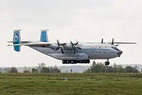 Un Antonov An-22 à l'atterrissage, en 2008.