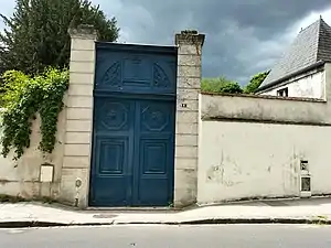 Le portail de la propriété de Castries.