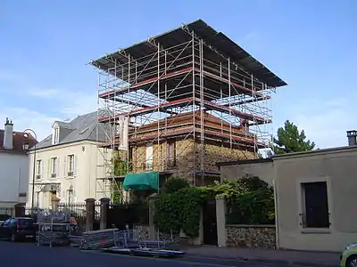 Maison située au no 11 avec son ancienne toiture.