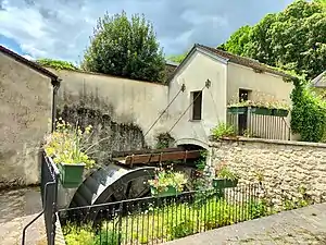 La roue du moulin qui a assuré pendant dix siècles aux Antoniens la production de la farine.