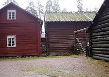 vue de trois bâtiments en rondins de bois