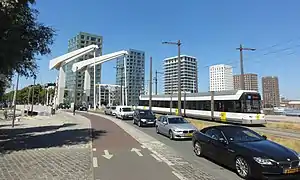 Une rame Hermelijn s'apprête à franchir le Londenbrug.