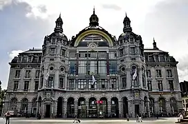 Façade depuis la place Reine Astrid, en 2010.