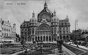 La gare centrale d'Anvers vers 1911 avec le jardin de style français au milieu de la place Reine Astrid.