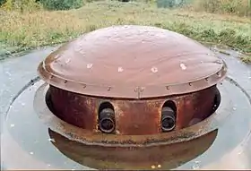 Tourelle de 135 en batterie dont la cuvette est inondée (ouvrage d'Anzeling, bloc 5).