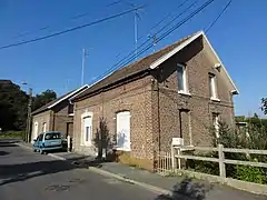 Des habitations groupées par deux.