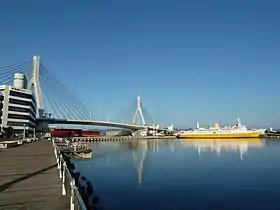 La forme en « A » des piliers évoquent la première lettre d'Aomori. On peut voir le navire musée Hakkoda Maru.