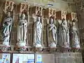 Porche de l'Église Notre-Dame de Larmor-Plage : six des Douze Apôtres.