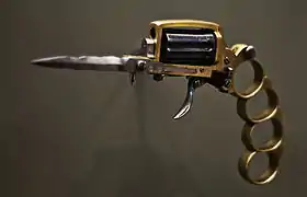 Un revolver Apache, une arme qui combine un coup-de-poing américain avec une arme à feu et une dague.Grand Curtius, Liège, Belgique.