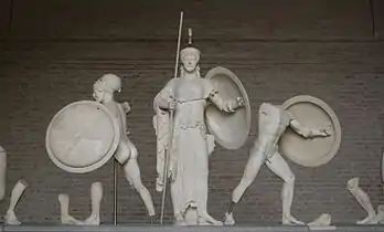 trois statues fragmentaires en marbre
