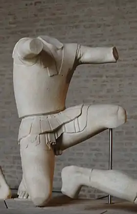 Archer achéen du fronton ouest du temple d'Aphaïa à Égine, traditionnellement identifié à Teucros, Glyptothèque de Munich (inv. 77)