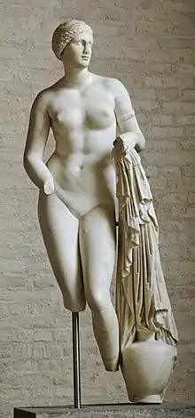 Aphrodite Braschi, copie libre (Ier siècle av. J.-C.) d'une statue votive de Praxitèle à Cnide (du type de l'Aphrodite de Cnide), vers 350-340 av. J.-C., Glyptothèque de Munich.