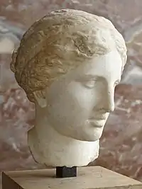 Tête féminine du type de l'Aphrodite de Cnide, dite Tête Kaufmann. Marbre d'Asie Mineure, v. 150 AEC.H. 35 cm. Louvre MA 3518