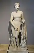 Statue du type de l'Aphrodite de Cnide dite « Vénus du Belvédère ». Époque romaine impériale. Musée Pio-Clementino.