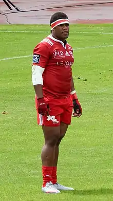 Un joueur de rugby de demi-profil.