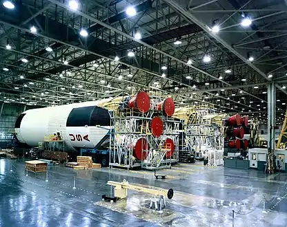 Premier étage de la fusée Saturn V, en cours d'assemblage dans l'usine de Michoud.