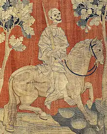 Détail de tapisserie : Un squelette à cheval, sur fond rouge.