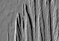 Vue de la formation de Medusae Fossae le 2 août 2008 par l'instrument HiRISE de MRO, dans le quadrangle d'Aeolis par 10,2° S et 176,4° E.