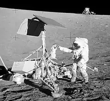 Charles Conrad inspectant Surveyor 3 (Apollo 12).