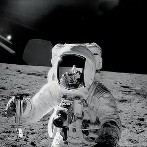 L'astronaute, et photographe amateur, Charles Conrad se photographiant lors d'Apollo 12 dans la visière du casque d'Allan Bean.