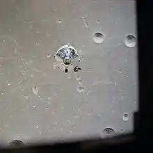 Photographie couleur du vaisseau spatial restant en orbite depuis le module à destination de la Lune.