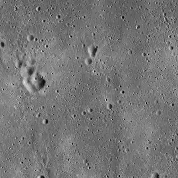 Image prise en 1967 par Lunar Orbiter 5 et recadrée pour montrer la proximité du site d'atterrissage d'Apollo 11, utilisé dans la planification de la mission. L'image est précisément centrée sur un petit cratère (de 190 m de diamètre) appelé Cratère Ouest, et le module lunaire Eagle a touché le sol à environ 550 m à l'ouest de ce cratère. La zone présentée est un carré d'environ 25 × 25 km.