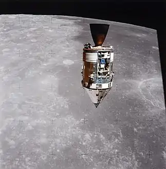 Le vaisseau Apollo photographié depuis le module lunaire lors de la manœuvre de rendez-vous après le décollage de la Lune.
